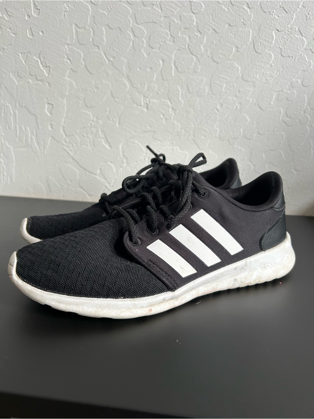 Adidas Women’s Size 6 1/2 Black and White Gym/Casual Cloudfoam Sneakers - Picture 4 of 6